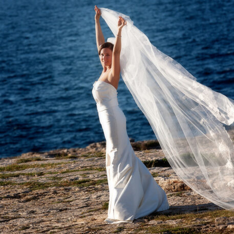 32 Matrimonio sposa con velo sul mare di Polignano Puglia Italy