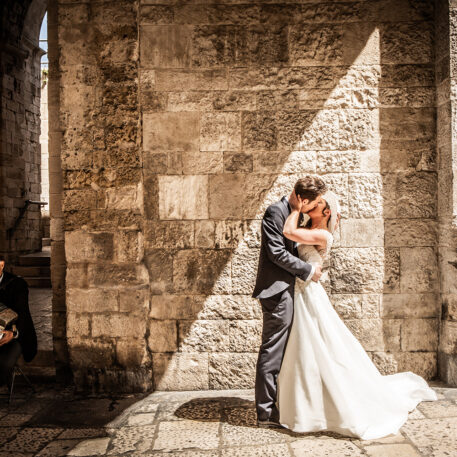 381a1481matrimonio bacio in piazza San Nicola Puglia Italy